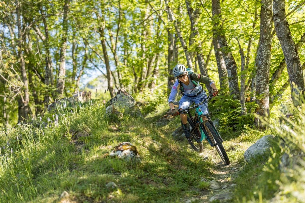 Mountainbikerin fährt auf Single Trail auf dem Stoneman Glaciara (Wallis/Schweiz).