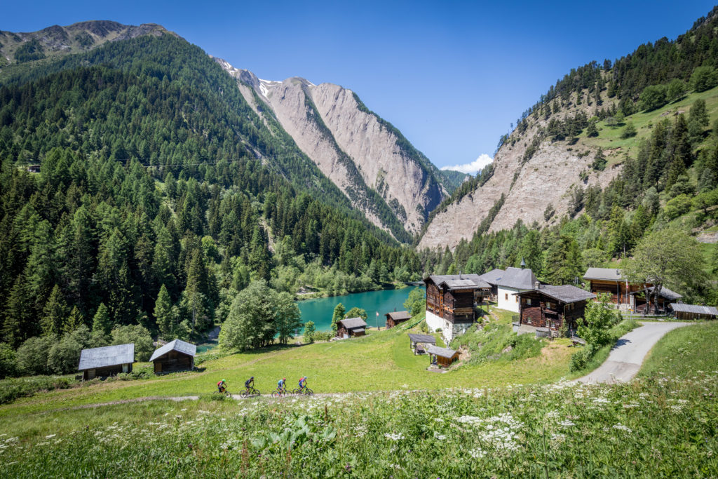 Drei Mountainbiker mit Roland Stauder auf Bike-Urlaub auf dem Stoneman Glaciara im Binntal im Wallis/Schweiz.