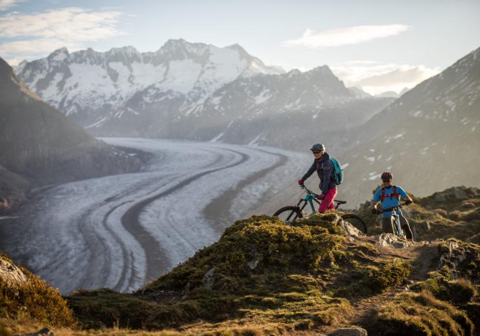 Stoneman Glaciara Mountainbike Finisher am Aletschgletscher im Wallis – Bezwinger des Fünf-Sterne-Mountainbike-Erlebnisses in der Schweiz.
