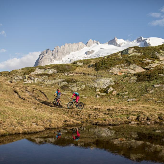 Mountainbiker in der besonderen Landschaft des Stoneman Glaciara, dem Fünf-Sterne-Mountainbike-Erlebnis im Wallis in der Schweiz.